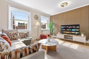 Apartment | Living area | TV - Stunning 2B Flat in South Kensington Near Station (London)