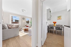 Apartment | Interior - Stunning 2B Flat in South Kensington Near Station (London)