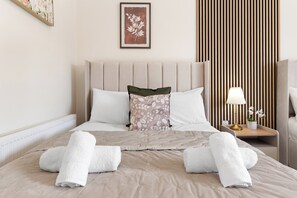 Apartment | 2 bedrooms, desk, iron/ironing board, free WiFi - Stunning 2B Flat in South Kensington Near Station (London)