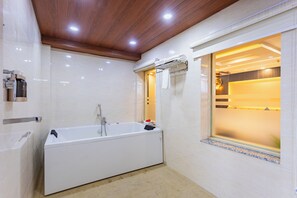 蜜月開放式套房 | 浴室 | 淋浴設備、淋浴花灑、免費盥洗用品、吹風機