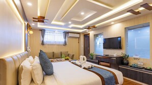 Una habitación de hotel moderna con una cama grande, un escritorio, un televisor de pantalla plana y un mostrador de recepción.