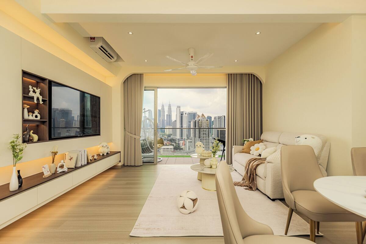 Ein modernes Wohnzimmer mit einer Couch, einem Esstisch und einem großen Fenster mit Blick auf die Stadt.