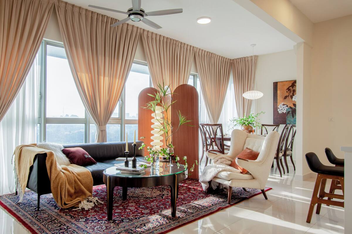 Deluxe appartement, 2 slaapkamers | Woonruimte | Een 40-inch ledtelevisie met digitale zenders