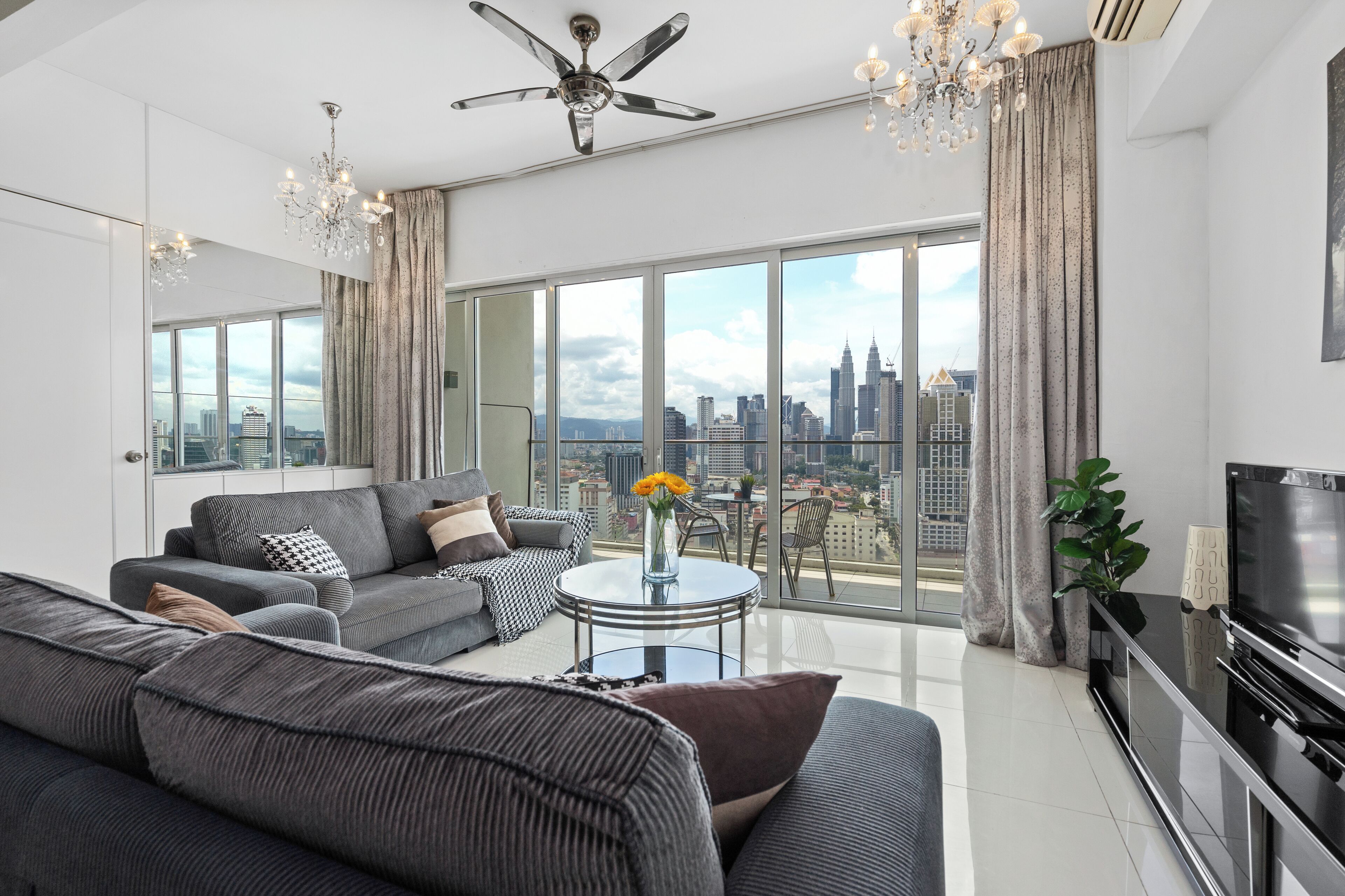 Espacio para trabajar con laptop y tabla de planchar con plancha 