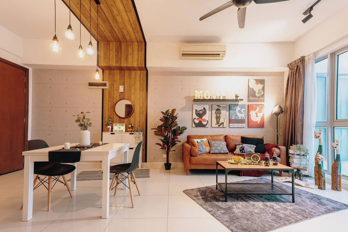 Un salon moderne comprenant un coin repas, un ventilateur de plafond et une grande fenêtre avec des rideaux.