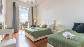 Tripla Deluxe, balcone, vista mare | Una cassaforte in camera, una scrivania, postazione laptop