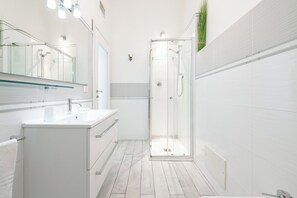 Habitación triple Deluxe, balcón, vista al mar | Baño | Regadera, secadora de cabello, toallas, jabón 