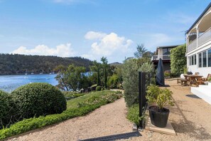 Outdoor dining - Karinya Apartment. Waterfront Views 2 Bed, 2 Bath. (Geilston Bay)