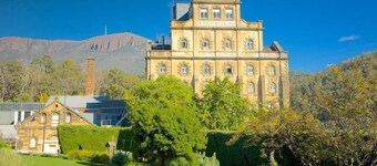 "Cascade Cottage" South Hobart with parking.