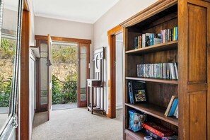 Interior - "Cascade Cottage" South Hobart with parking. (South Hobart)
