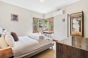 3 habitaciones, escritorio, tabla de planchar con plancha y wifi