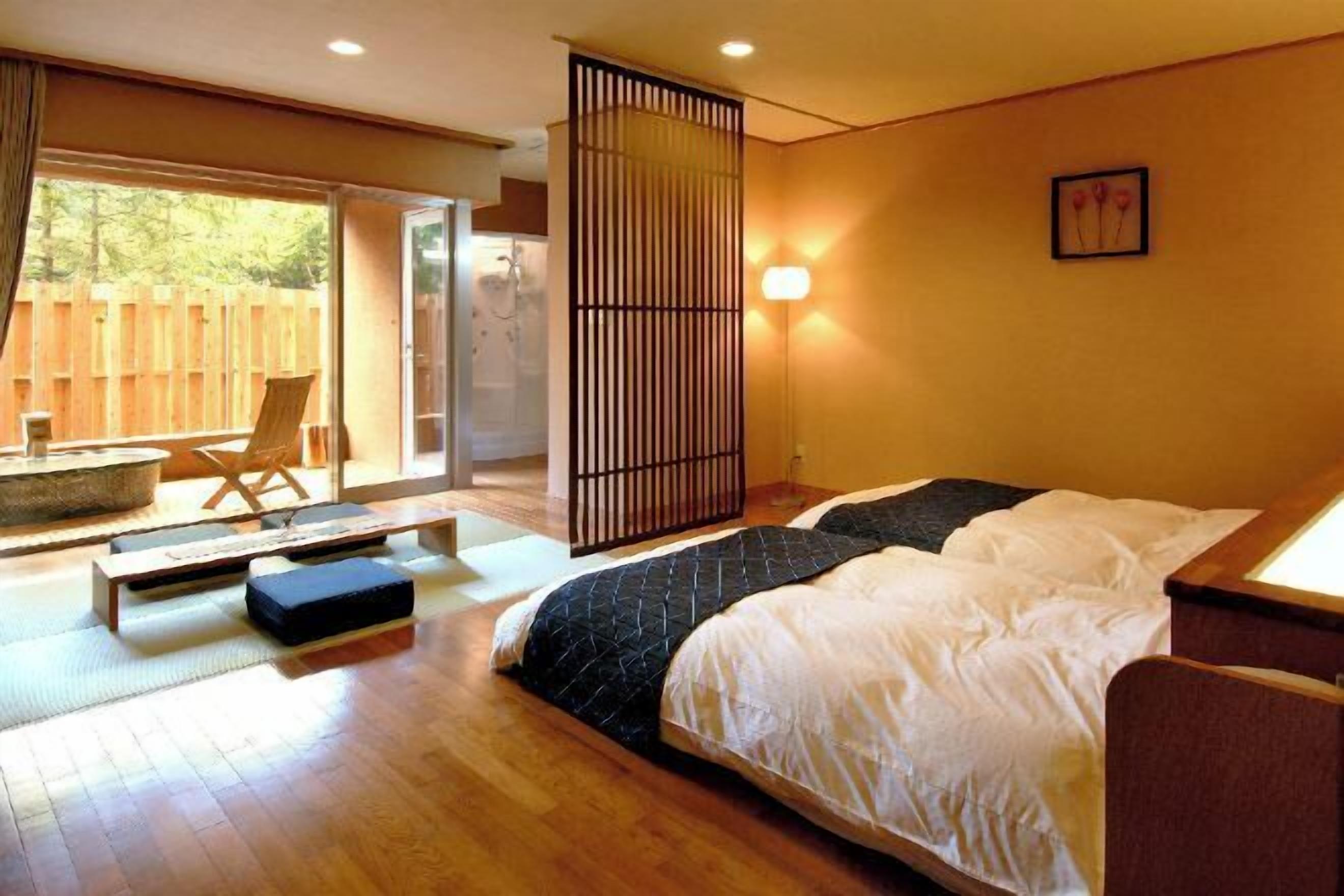 羽毛の掛け布団、セーフティボックス (室内)、遮光カーテン、WiFi (無料)