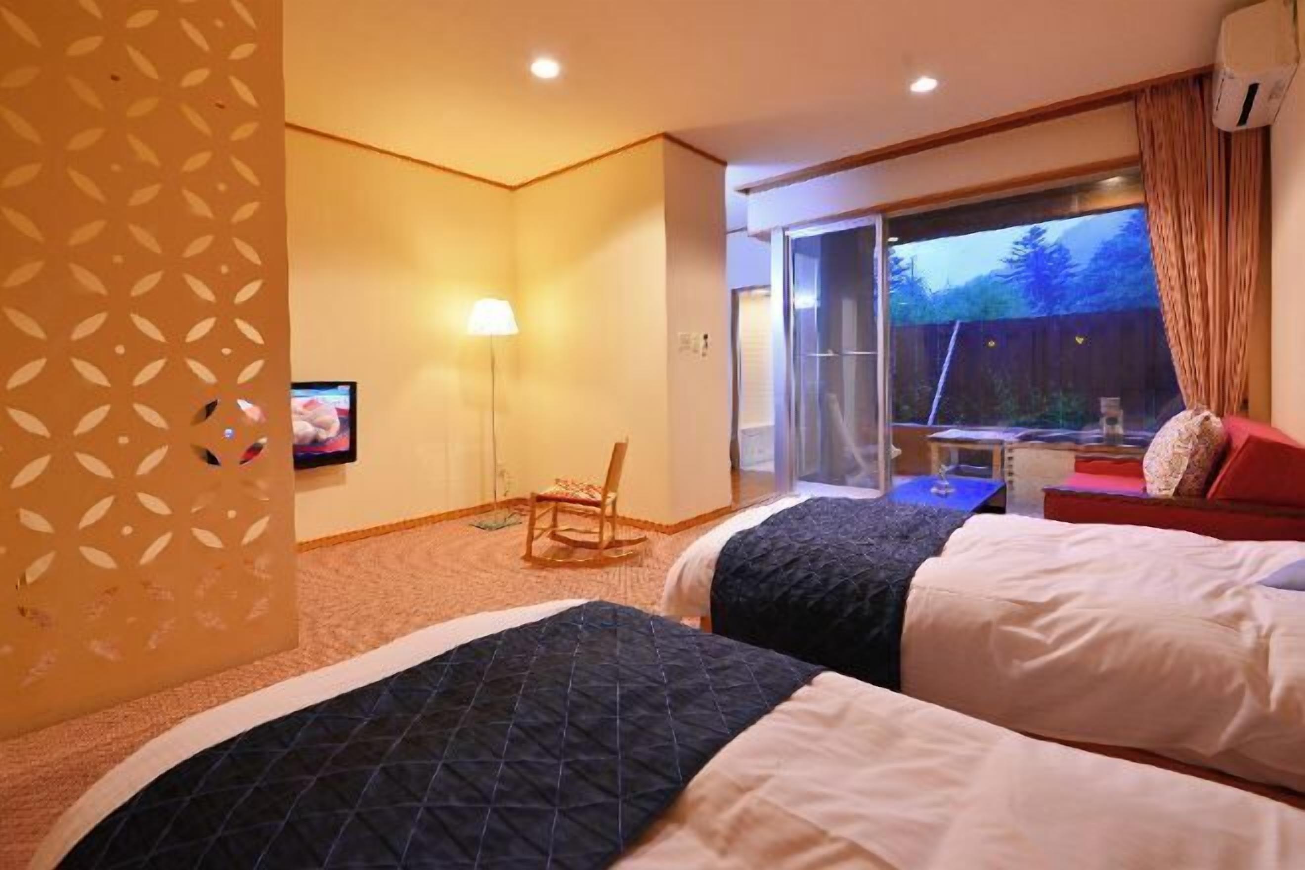 羽毛の掛け布団、セーフティボックス (室内)、遮光カーテン、WiFi (無料)