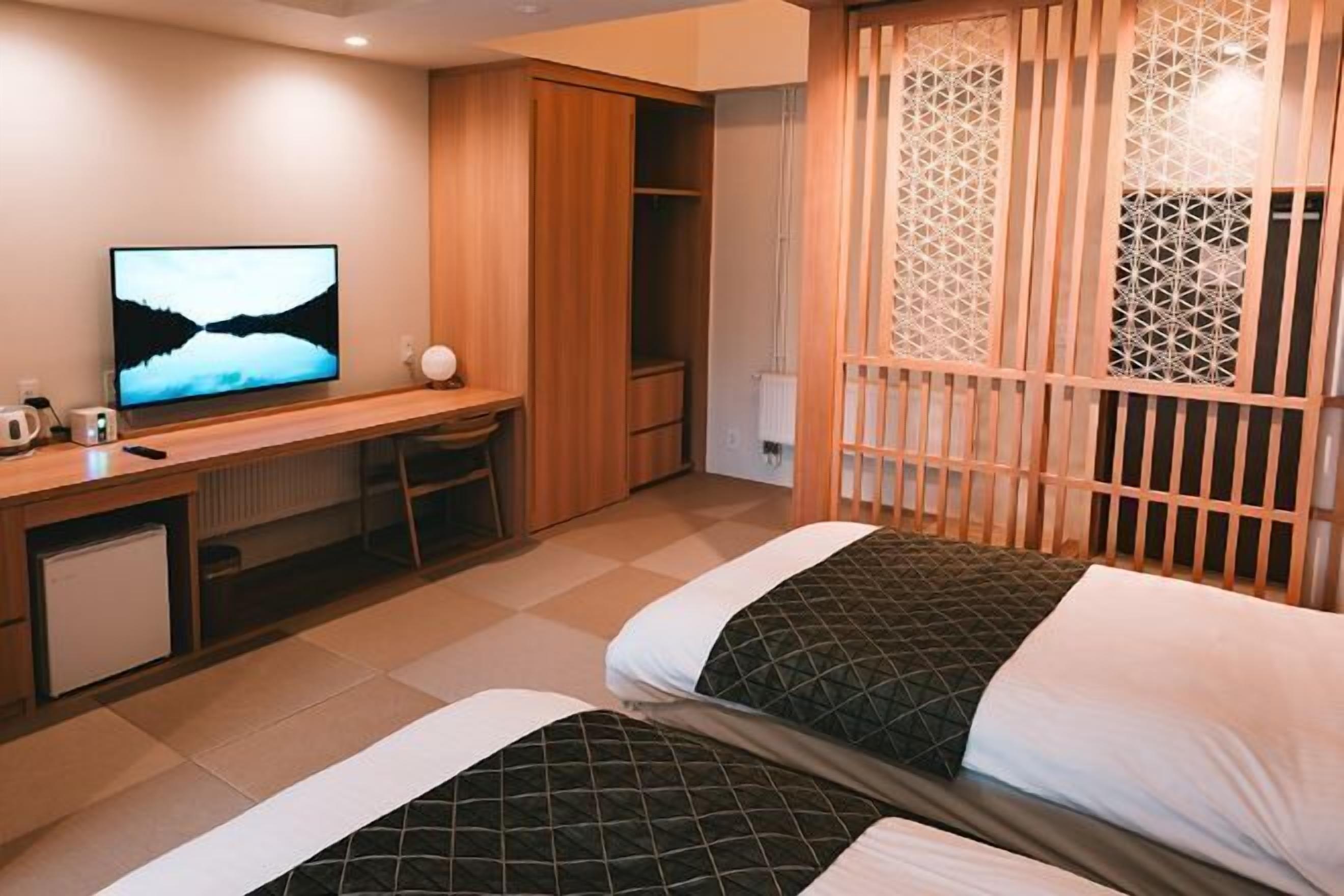 羽毛の掛け布団、セーフティボックス (室内)、遮光カーテン、WiFi (無料)