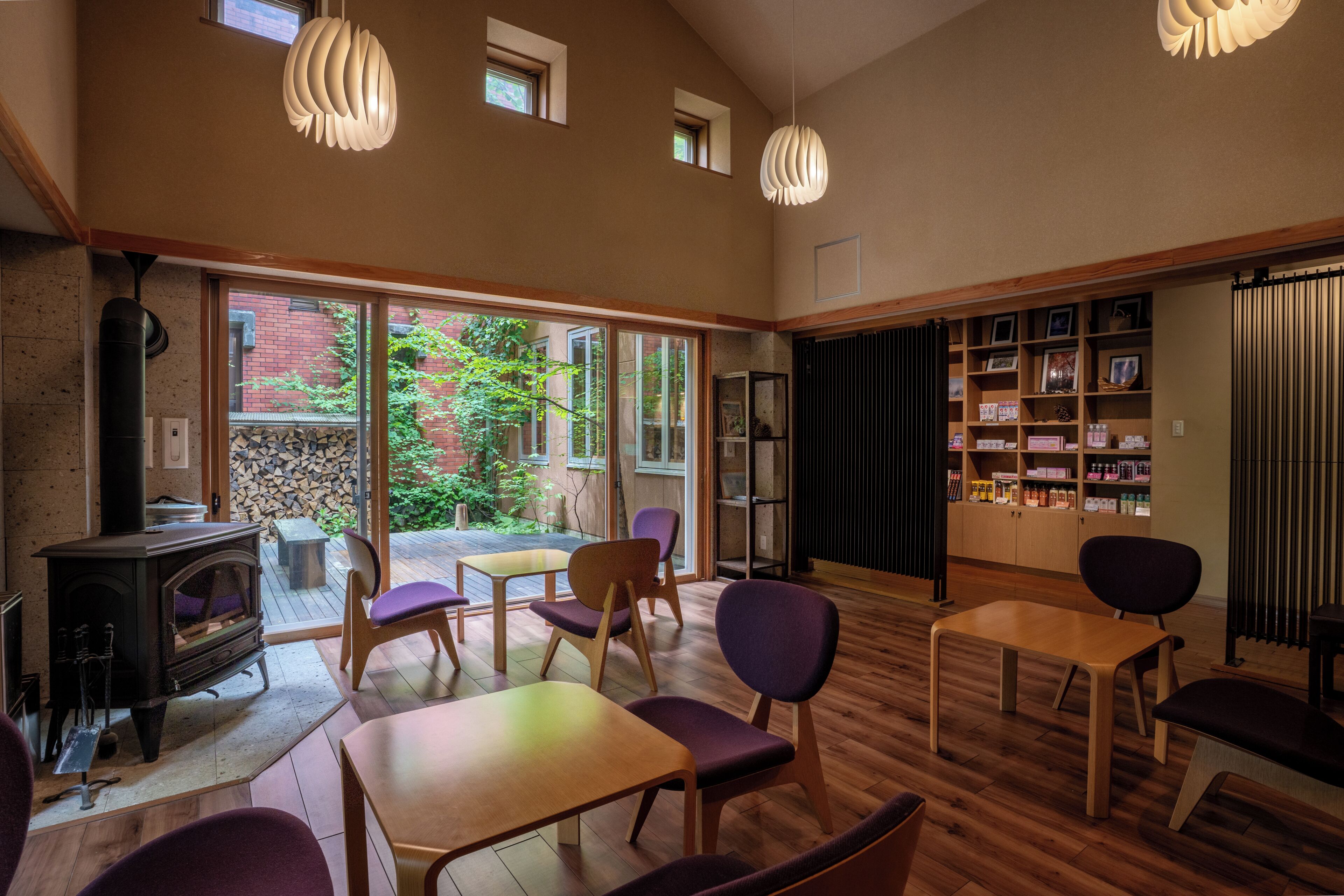 Un interior acogedor con chimenea, muebles de madera y una estantería.
