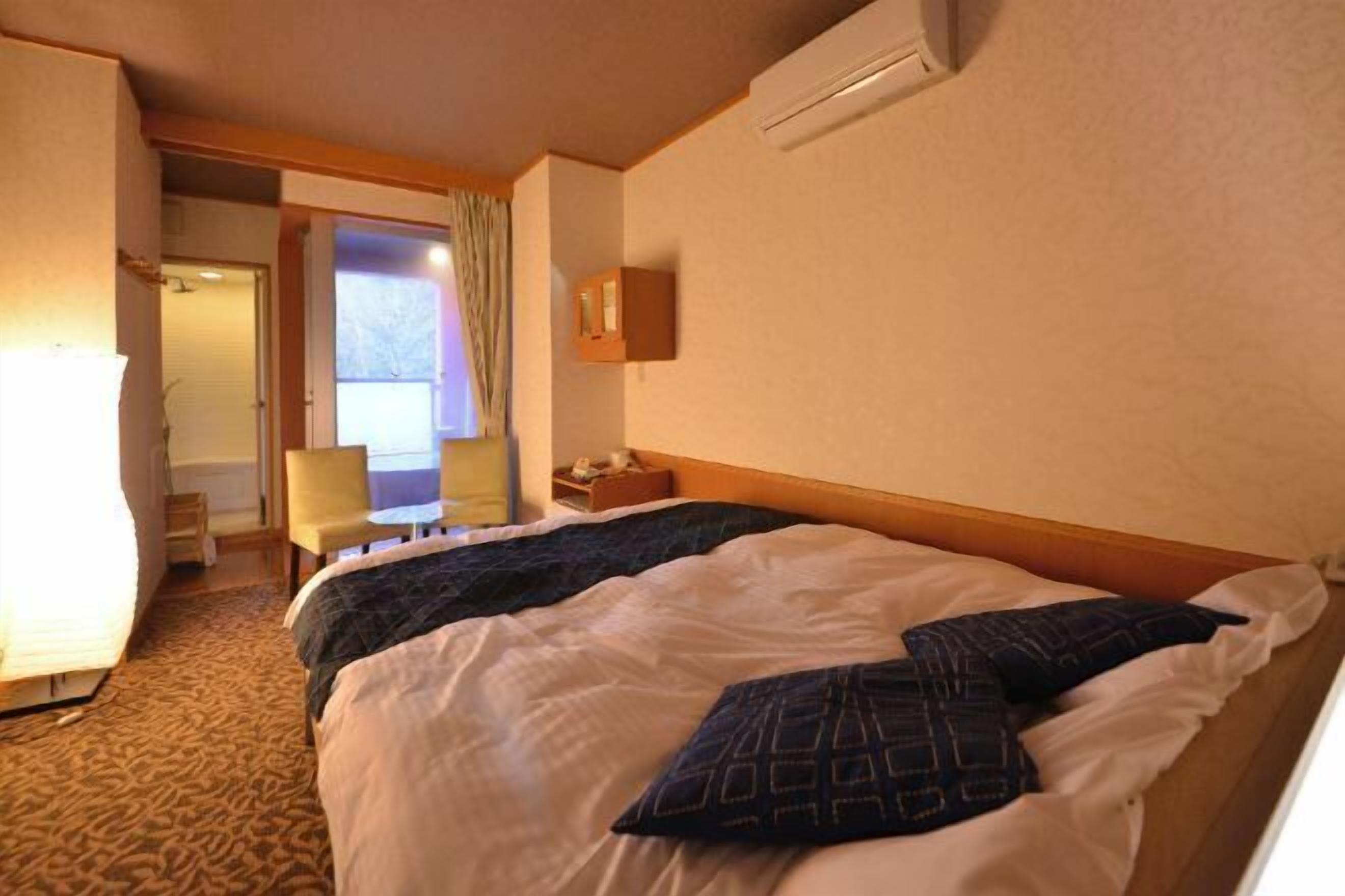 羽毛の掛け布団、セーフティボックス (室内)、遮光カーテン、WiFi (無料)