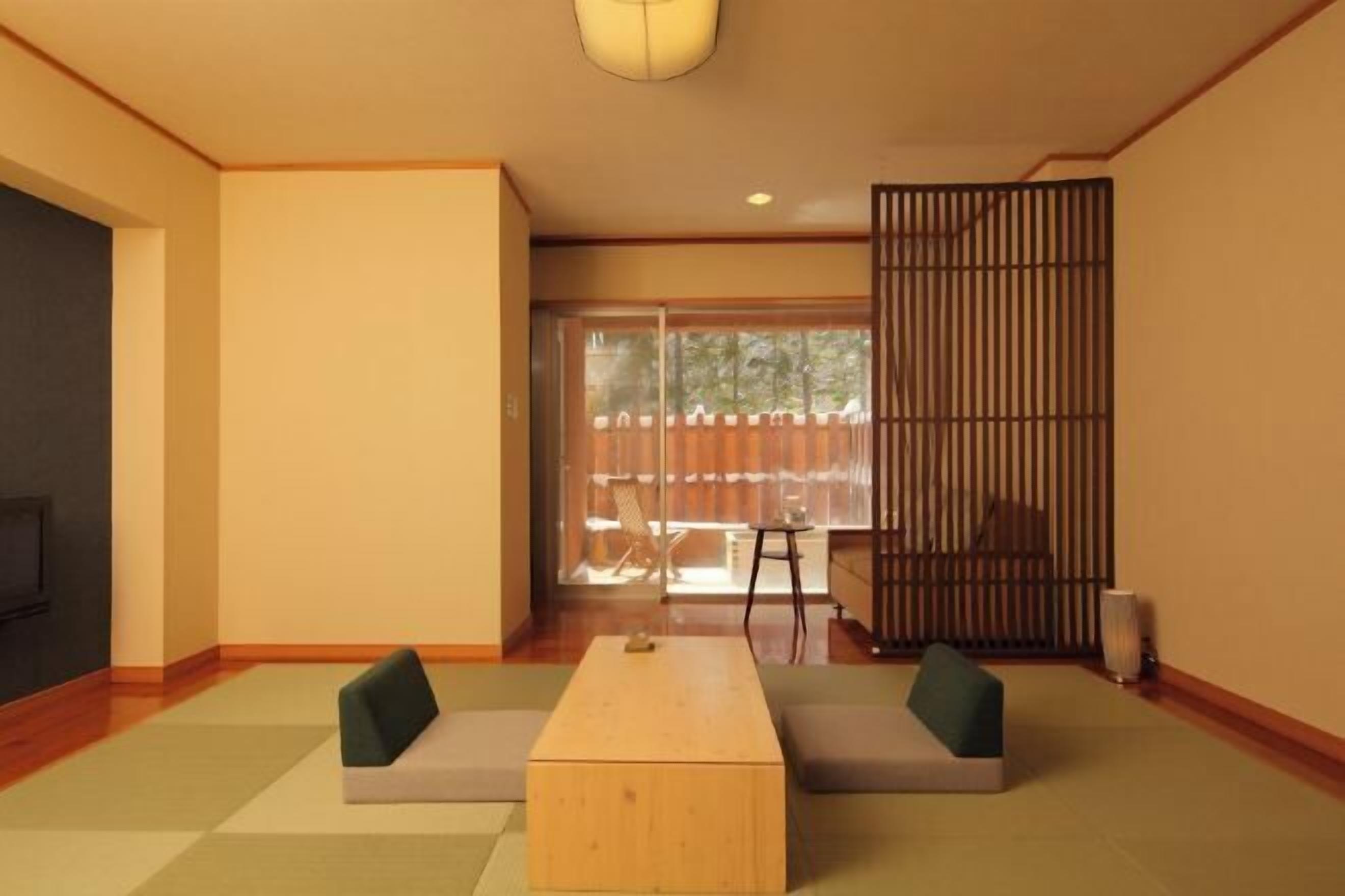 リビング エリア | 50 インチの薄型テレビ (デジタル放送視聴可)、Netflix、Hulu