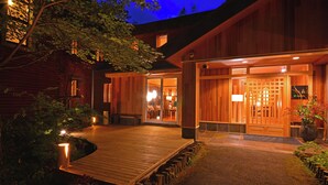 A wooden building with a covered entrance and a wooden deck. - Okunikko Yumoto Onsen Yunomori (Nikko)