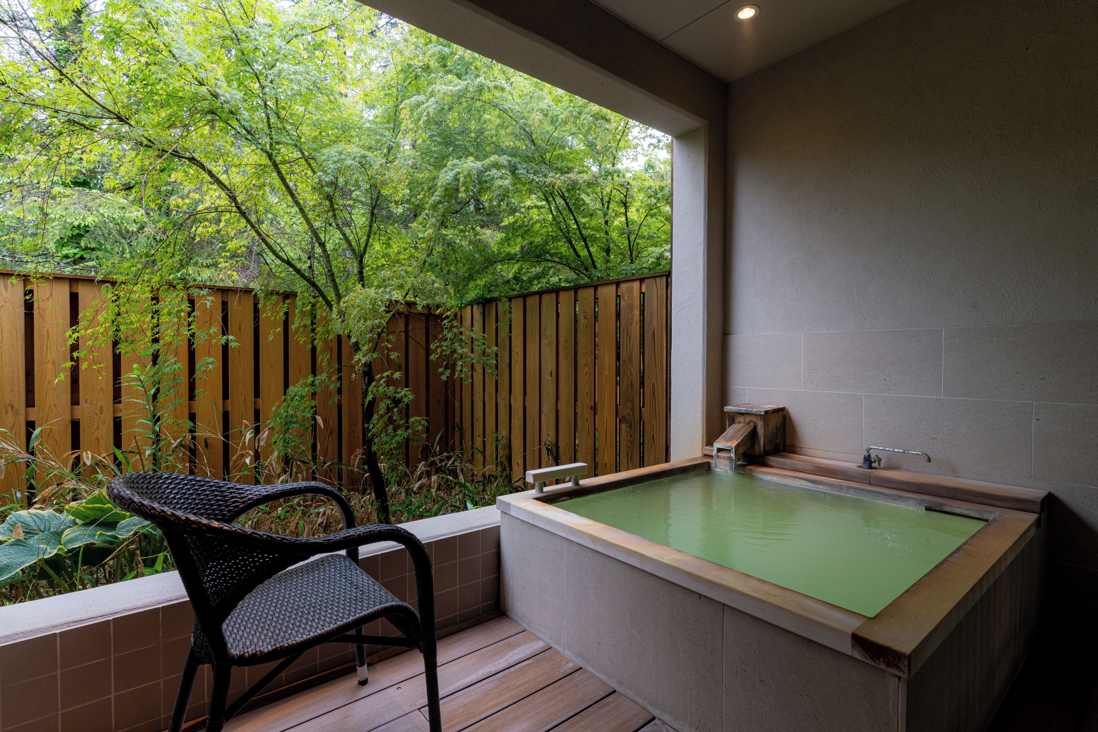 ห้องดีลักซ์, ปลอดบุหรี่ (JP style room, w/ open air bath) | ห้องน้ำ | อ่างอาบน้ำและฝักบัวแยกจากกัน, อ่างแช่น้ำพุร้อน, ฝักบัวนวดด้วยพลังน้ำ