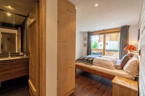 4 bedrooms, iron/ironing board, travel cot, WiFi