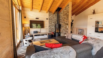 Smart TV, fireplace, stereo