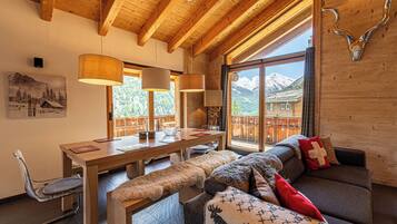 Smart TV, lareira, aparelho de som