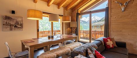 TV connectée, cheminée, chaîne hi-fi