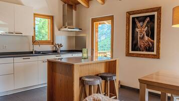 Coffee/tea maker, fridge, oven, stovetop
