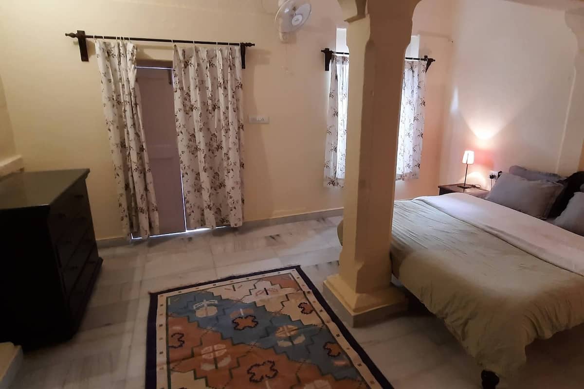 Deluxe Room, Courtyard View | Bed sheets, wheelchair access
