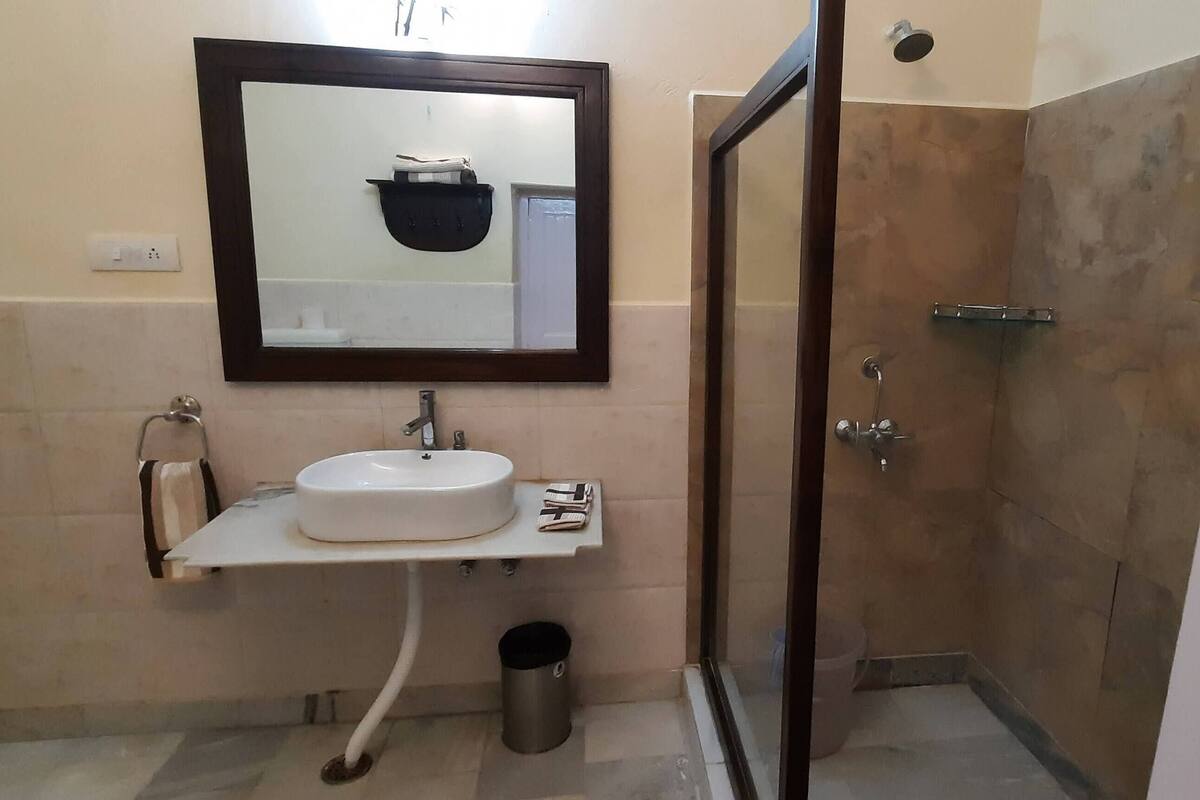 Deluxe Double Room, Lake View | Bathroom