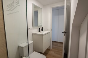 Dusj, håndklær, såpe og toalettpapir