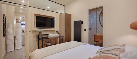 4 chambres, bureau, fer et planche à repasser, lit parapluie