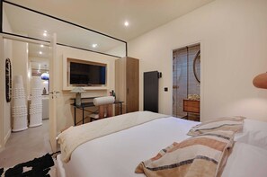 4 bedrooms, desk, iron/ironing board, travel crib