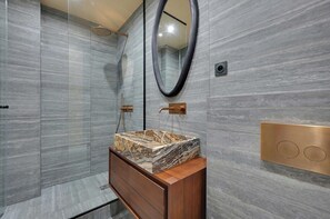 Shower, hair dryer, towels, soap - Luxury Living In The Heart Of The Marais On Rue Des Archives (Paris)