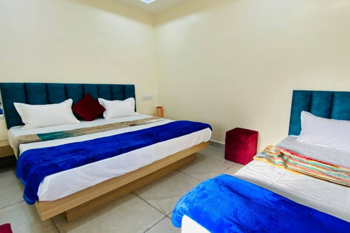 Deluxe Triple Room, City View | WiFi (free), bed sheets