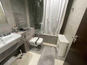 Bathroom - OYO HOME 1384 Luxrious 1 BHK With Balcon (Abu Dhabi)