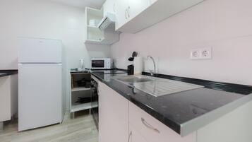 Een koelkast, een magnetron, een oven, een koffiezetapparaat/waterkoker