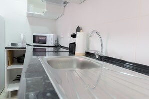 Geladeira, micro-ondas, fogão, cafeteira/chaleira