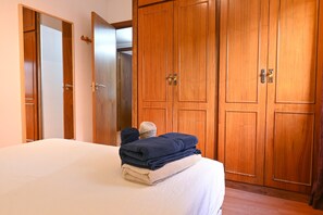 2 bedrooms, iron/ironing board, free WiFi