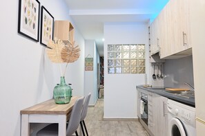 Fridge, microwave, oven, coffee/tea maker