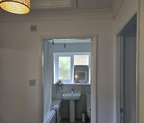 Casa | Baño | Tina con regadera, tina profunda, secadora de cabello, toallas