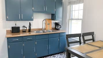 Een koelkast, een koffiezetapparaat/waterkoker, een broodrooster