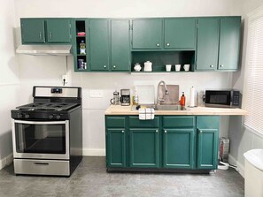 Kühlschrank, Mikrowelle, Ofen, Herdplatte