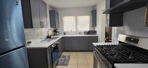 Réfrigérateur, micro-ondes, four, lave-vaisselle