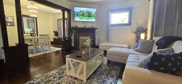 Smart TV - 2024 Remodeled 2bedroom in West CLE (Cleveland)