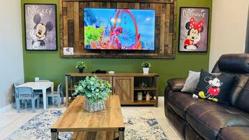 Smart-tv, tafelvoetbal en een kantoor