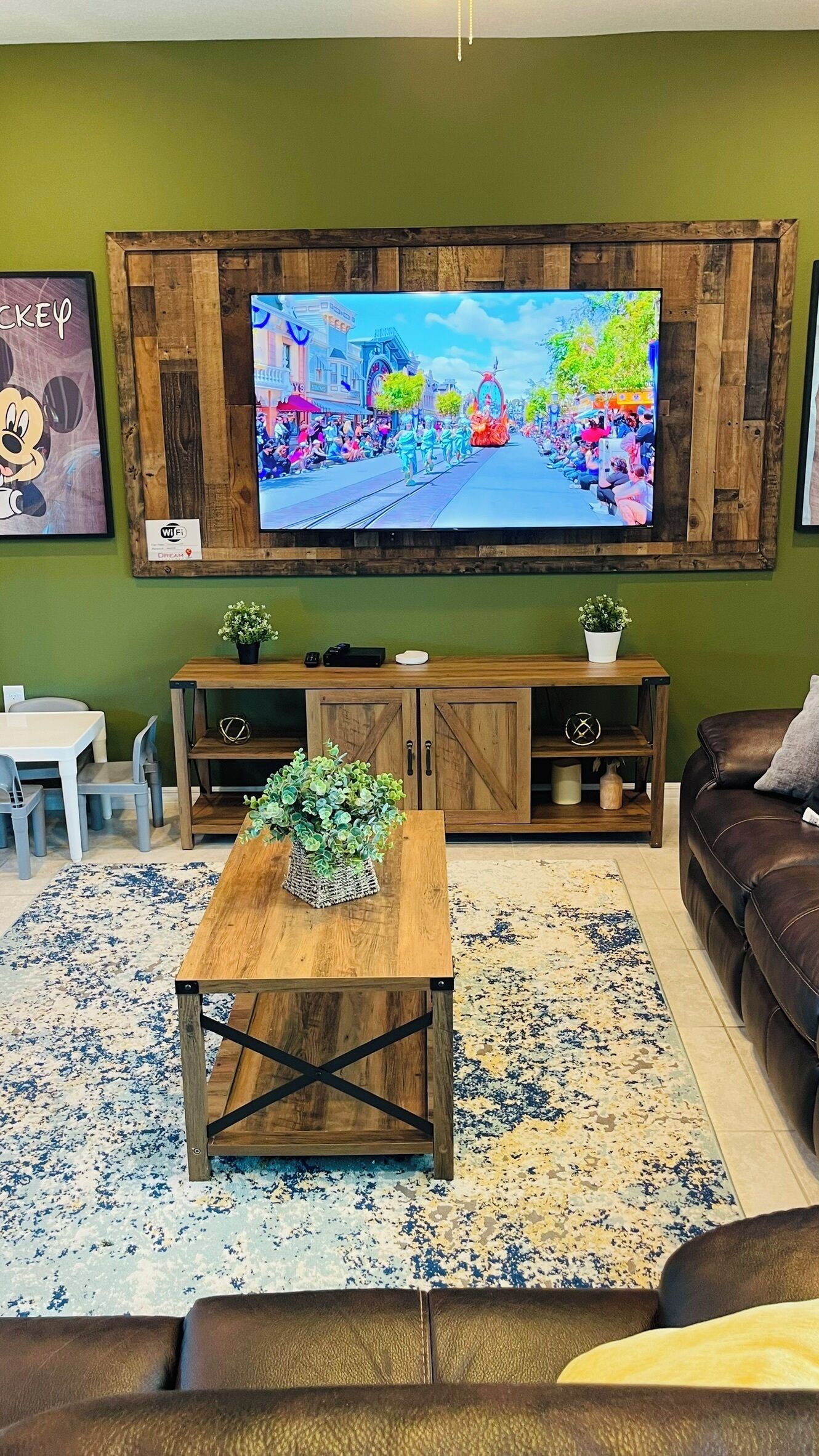 Smart-TV, Tischfußball, Arbeitsbereiche