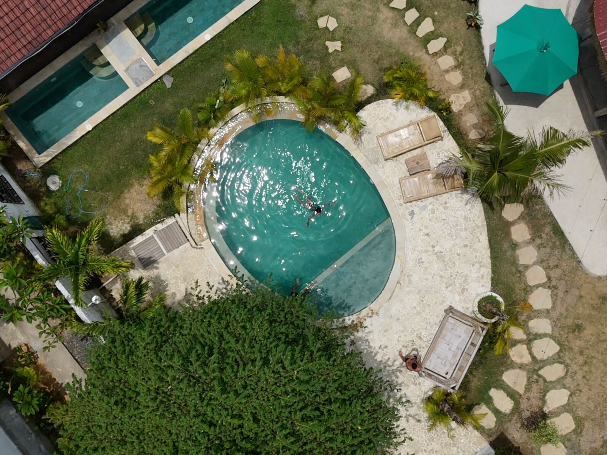 3 albercas al aire libre 