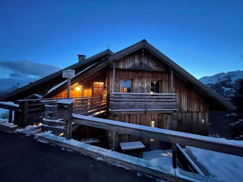 Spacious apartment with beautiful views near slopes