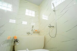 ห้องดับเบิล, วิวสวน | ห้ องน้ำ | อ่างอาบน้ำและฝักบัวแยกจากกัน, ของใช้ในห้องน้ำฟรี, ไดร์เป่าผม